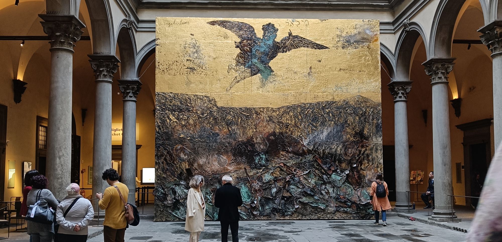 La caduta dell'angelo, Anselm Kiefer nel cortile di Palazzo Strozzi. L'opera posta nel cortile dà il titolo alla nuova mostra dell'artista tedesco a Firenze.