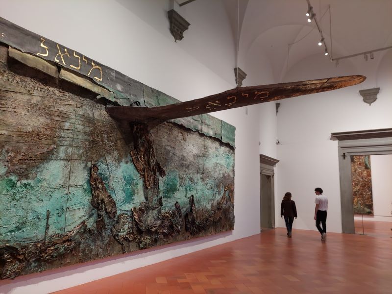 Lucifero, angelo caduto, è il titolo dell'opera che vediamo in foto, che si trova nella prima sala della mostra di Palazzo Strozzi. Kiefer ha creato un'opera pittorica e plastica allo stesso tempo, con la grande ala di aereo che fuoriesce dal dipinto