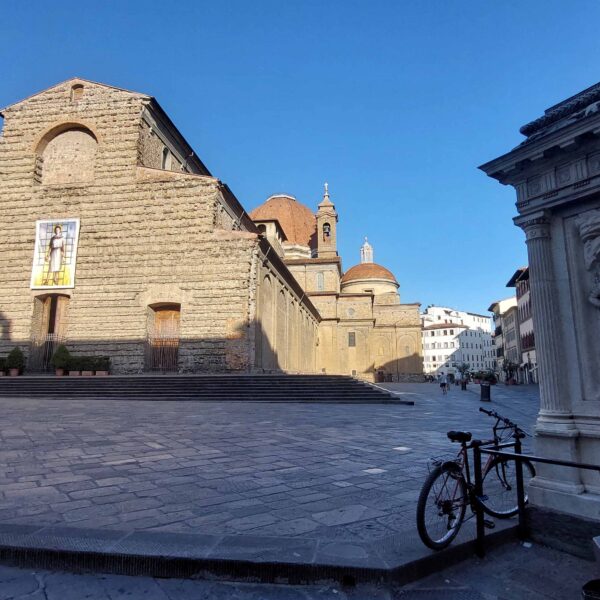Veduta esterna di San Lorenzo e le Cappelle Medicee. Servono 2 biglietti per visitare entrambi i luoghi