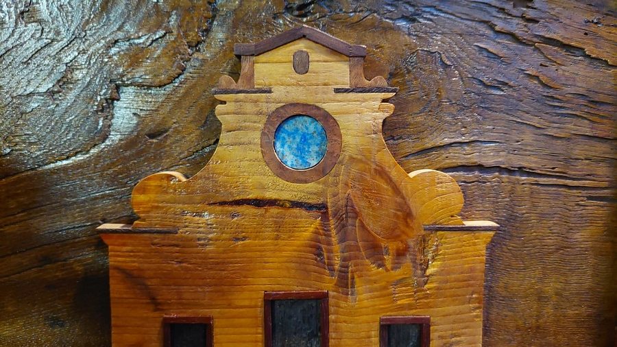 nell'immagine si vede un intarsio ligneo di renato olivastri che riproduce la facciata della chiesa di santo spirito a firenze