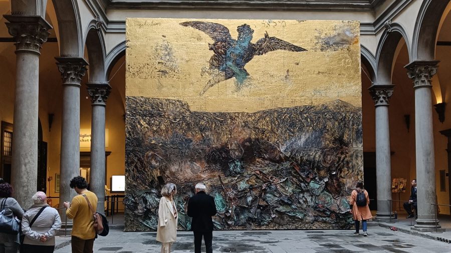 La caduta dell'angelo, Anselm Kiefer nel cortile di Palazzo Strozzi. L'opera posta nel cortile dà il titolo alla nuova mostra dell'artista tedesco a Firenze.