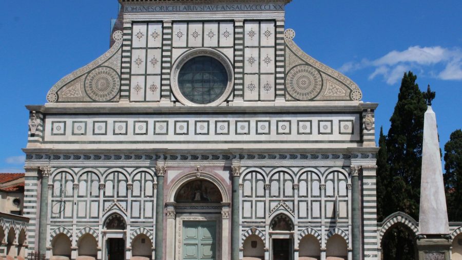 Facciata della Chiesa di Santa Maria Novella con i suoi strumenti astronomici