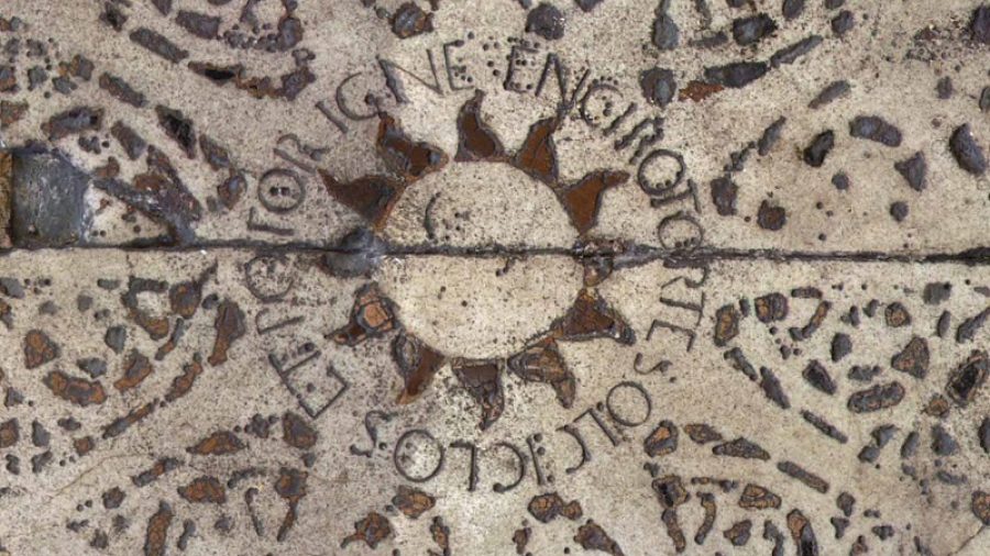 Intarsio in marmo con scritta palindroma EN GIRO TORSE SOL CICLOS ET ROTOR IGNE nel pavimento del Battistero di Firenze